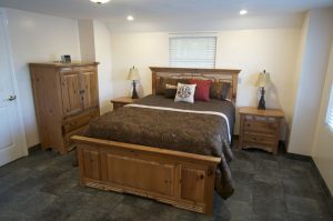 First floor apartment with private entrance – Queen size bed