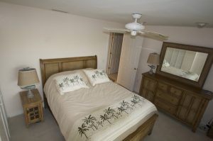 Second Floor Middle Bedroom – Queen Size Bed
